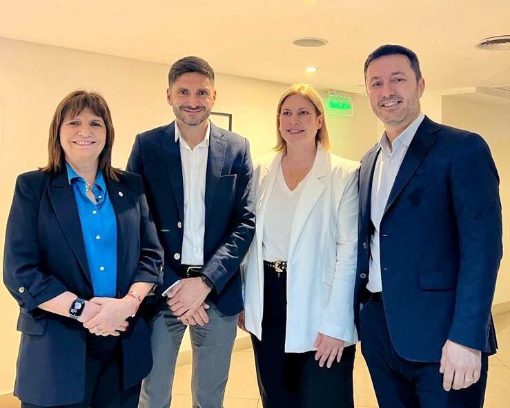 Patricia Bullrich y Luis Petri junto a la fórmula ganadora para la gobernación de Santa Fe: Pullaro y Scaglia.