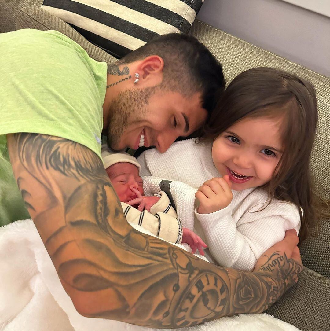 Enzo Fernández junto a sus hijos.