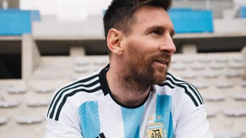 Con Lionel Messi como máxima figura, la Selección Argentina presentó el nuevo modelo de camiseta que se utilizará en Qatar 2022. Hermosa. / Gentileza.