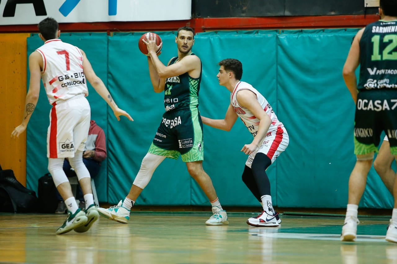 El capitán Omar Cantón es siempre una arma valiosa para Atenas y lo demostró en la final del Súper 6 ante Instituto. (Leandro  Gómez / Prensa Instituto)