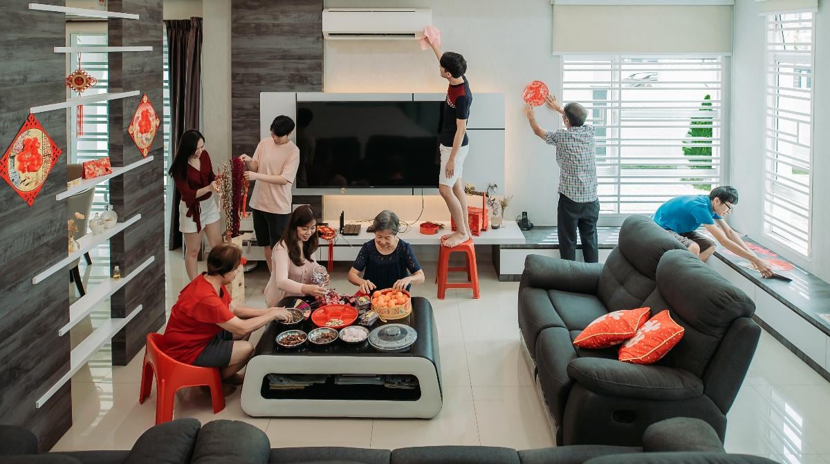 La comunidad china decora toda la casa de rojo con adornos y lámparas de color rojo