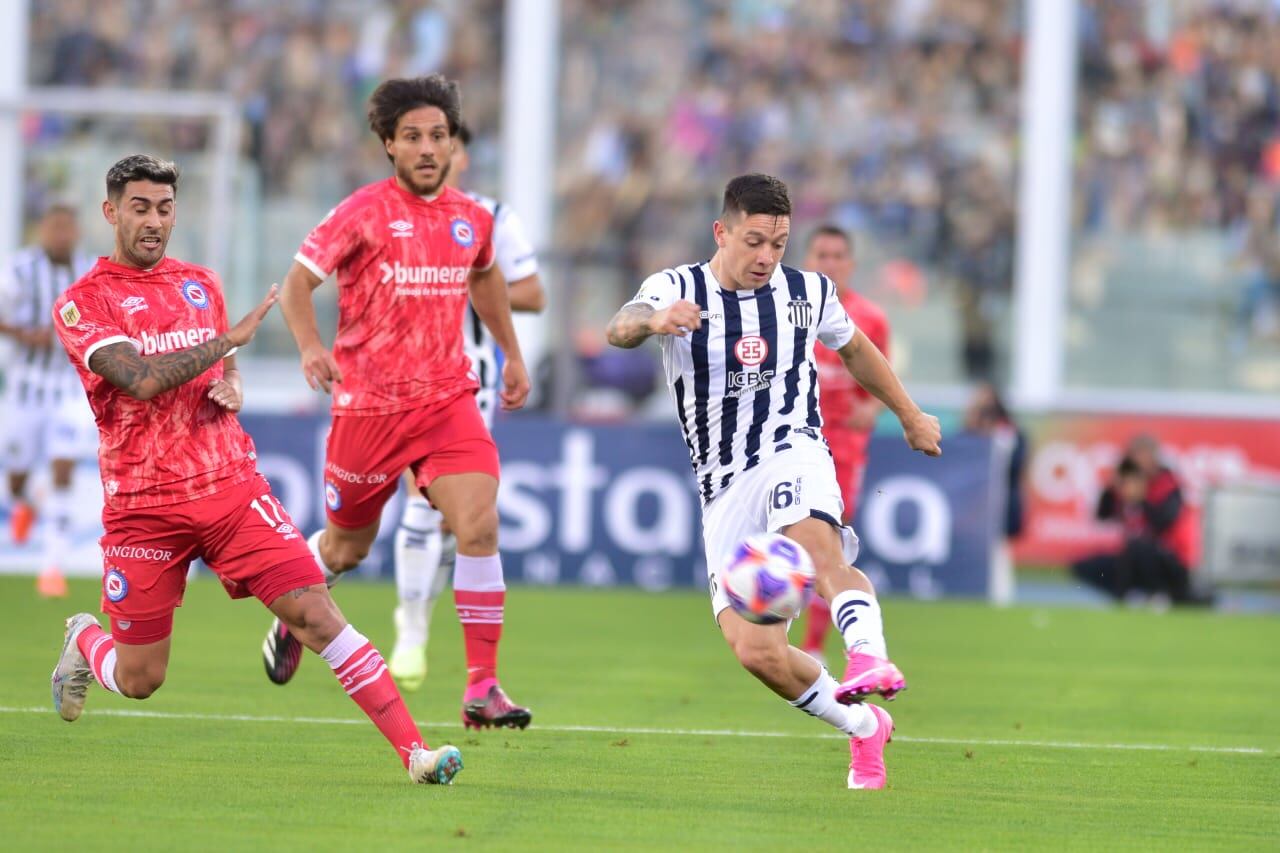 Rodrigo Garro y habilidad, clave para Talleres en el duelo ante Argentinos, en el Kempes, por Liga Profesional (Ramiro Pereyra / La Voz)