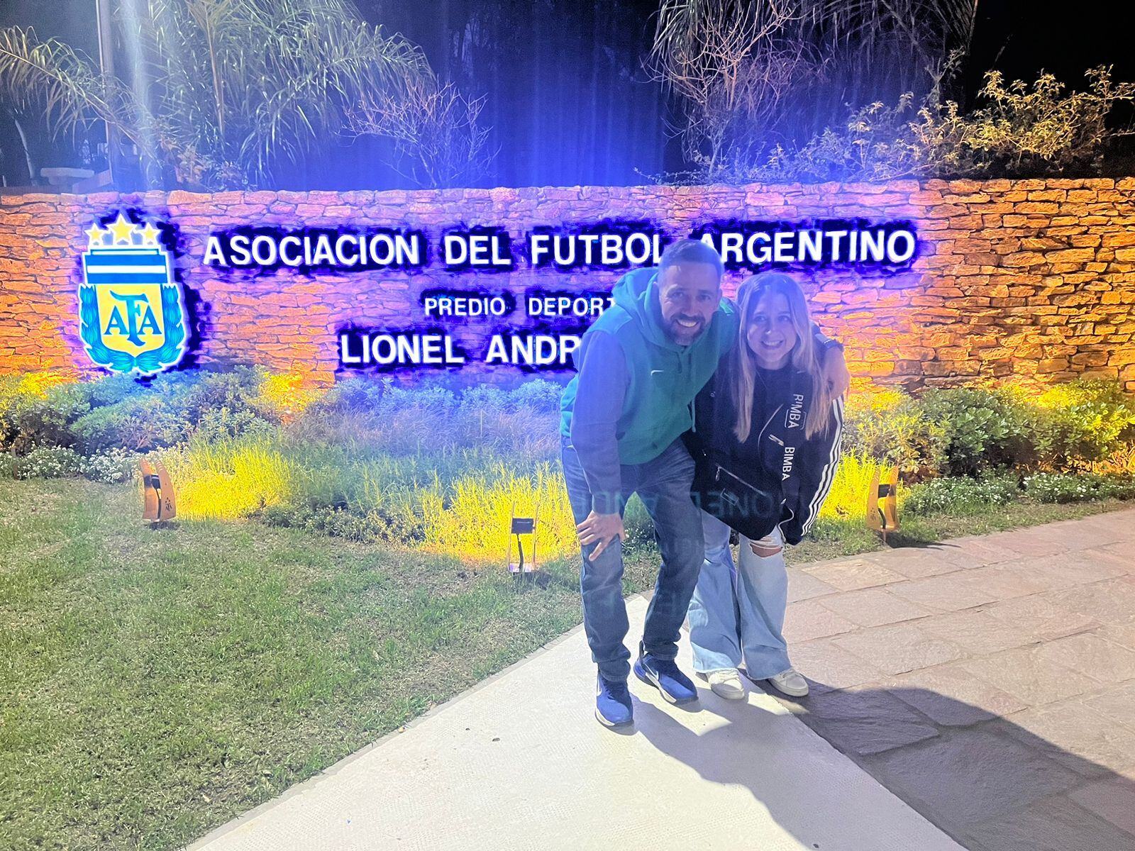 La pareja que hizo lo imposible para llegar al predio.