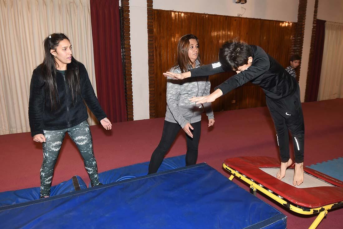 Ana Donoso (gris) junto a Victoria Ledesma, entrenadoras de gimnasia artística de varones en el club Alemán 
Foto: José Gutierrez/ Los Andes




