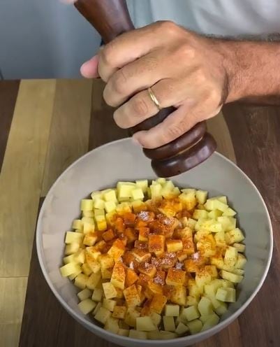 Cómo hacer “salsa cheddar” súper fácil y rápido: la receta ideal para acompañar las papas fritas