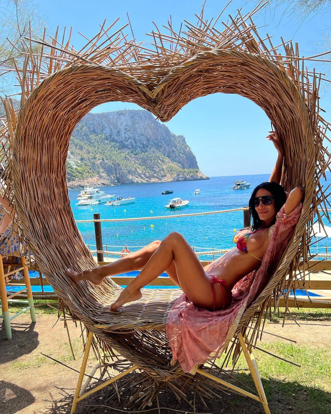 Silvina Escudero posó con una microbikini estilo batik desde un asiento con forma de corazón.