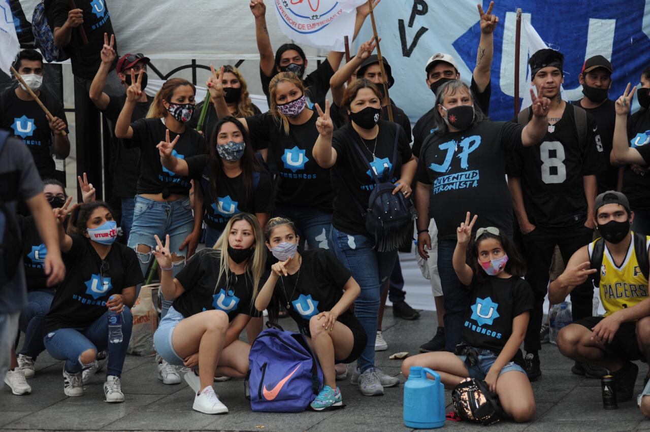 Organizaciones políticas, movimientos sociales y sindicatos se manifestaron esta tarde frente al Congreso Nacional para celebrar el Día de la Militancia Peronista. (Foto: Federico López Claro)