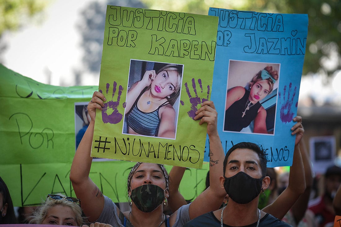 Familiares y vecinos de de Karen Ponce, asesinada en el barrio flores sur, marcharon por el centro mencino pidiendo justicia. La manifestación estaba encabezada por Candela Ponce (hermana de Karen) y tías de la víctima.

Fotos: Nicolás Rios / Los Andes