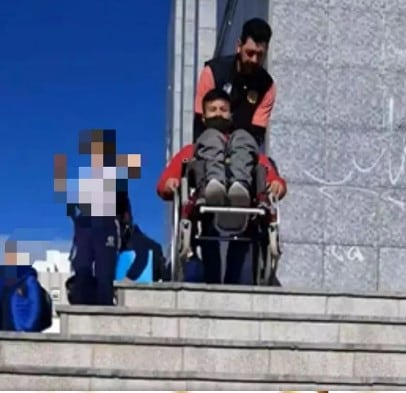 Lautaro junto a su padre en la escuela.