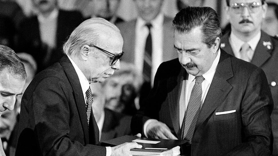 El informe de la Conadep. Sabato entrega a Alfonsín los documentos del “Nunca Más”. La investigación fue un verdadero descenso  a los infiernos, necesario para demostrar que las violaciones a los derechos humanos eran parte de un plan (Archivo).