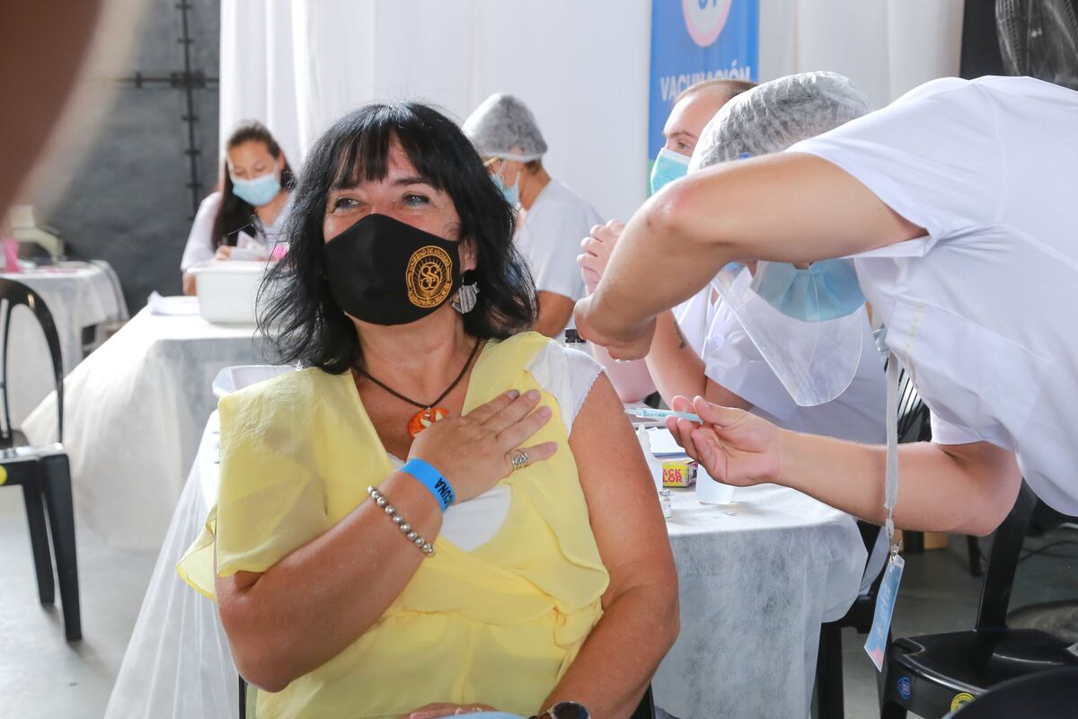 Santa Fe sumó 52 localidades para vacunar contra el coronavirus a docentes