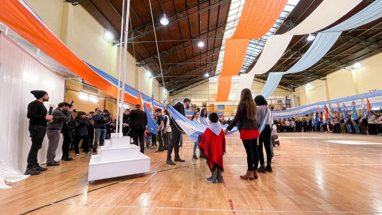 El acto central por el 25 de mayo, se llevó a cabo en las instalaciones del Colegio "Trejo Noel", de la ciudad de Tolhuin.