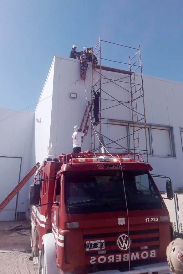 El personal de bomberos montó un operativo para bajr del techo al obrero descompensado.