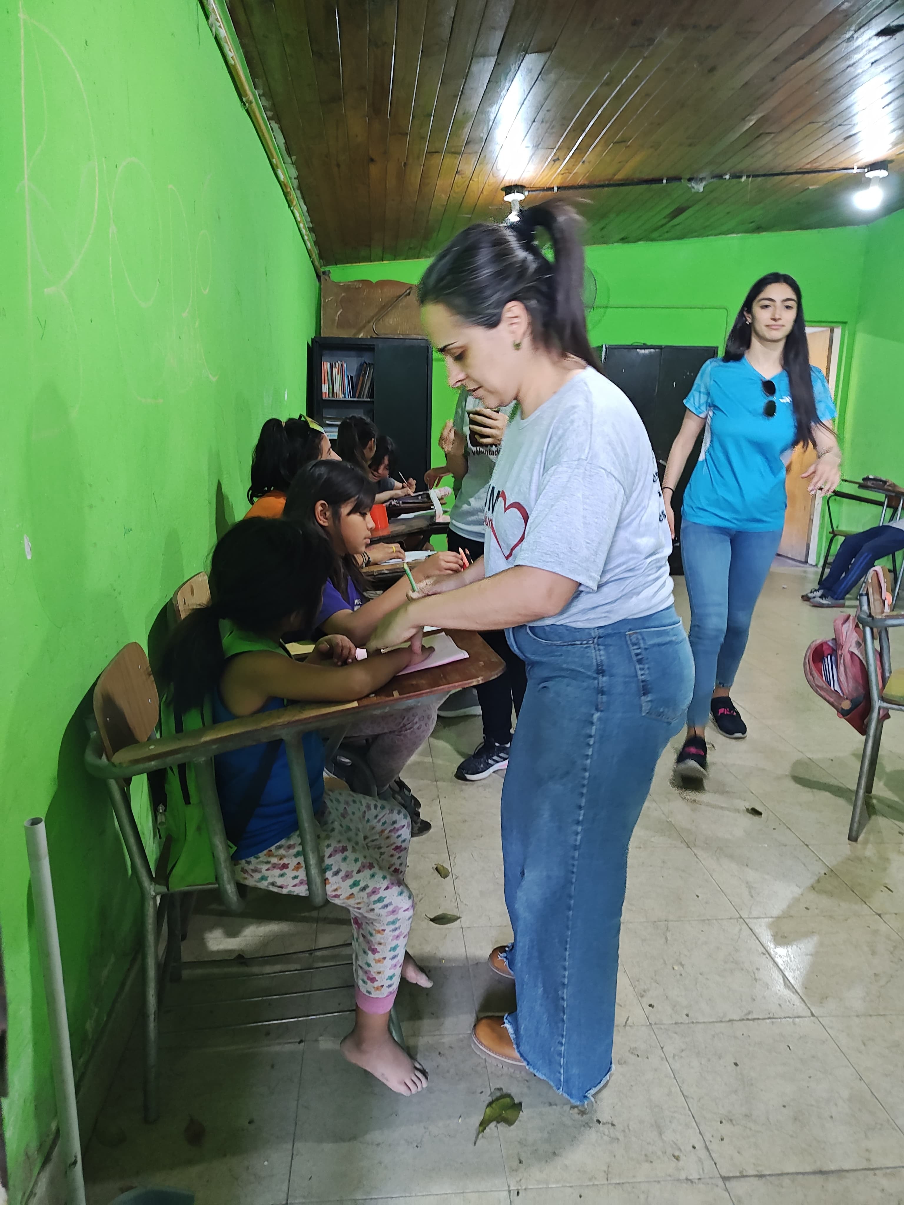 Niños del barrio San Martín recibiendo apoyo escolar de Suma de voluntades.