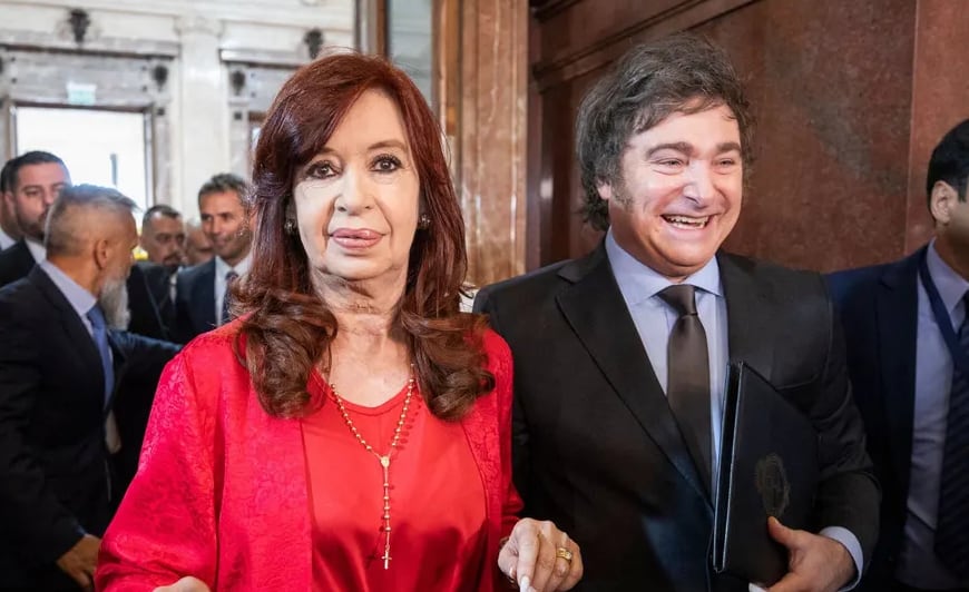 Cristina Kirchner y Javier Milei protagonizaron un tenso cruce en las redes sociales por el decreto del aumento de los sueldos.