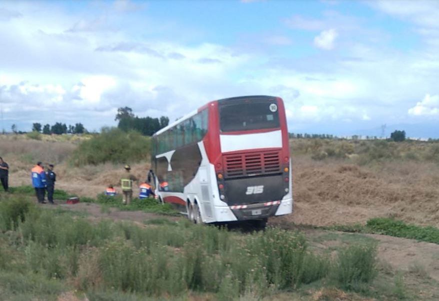 Accidente fatal en Lavalle: micro con hinchas de River que chocó con auto.