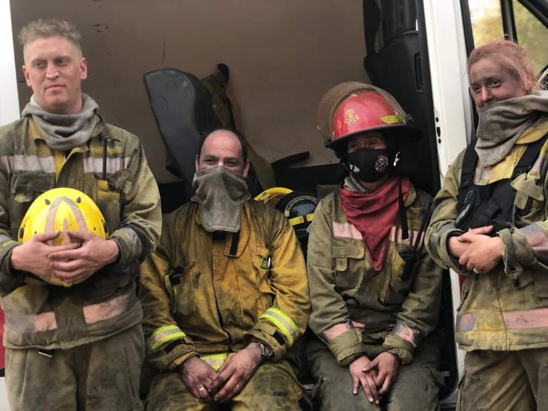 La imagen de bomberos voluntarios, tras su ardua lucha contra el fuego en Carlos Paz hacia fines de septiembre, y que se volvió viral.