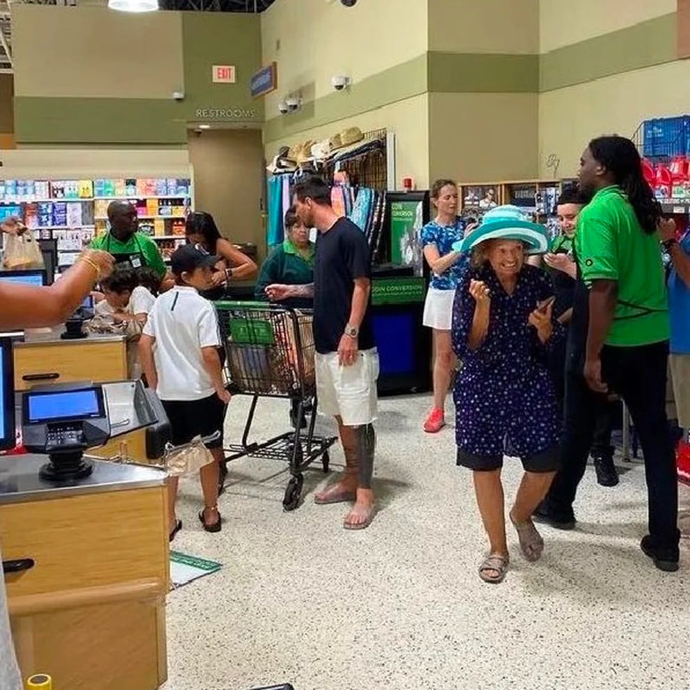 Lionel Messi en un supermercado de Miami, sin dramas para sacarse fotos con quien se lo pidiera.