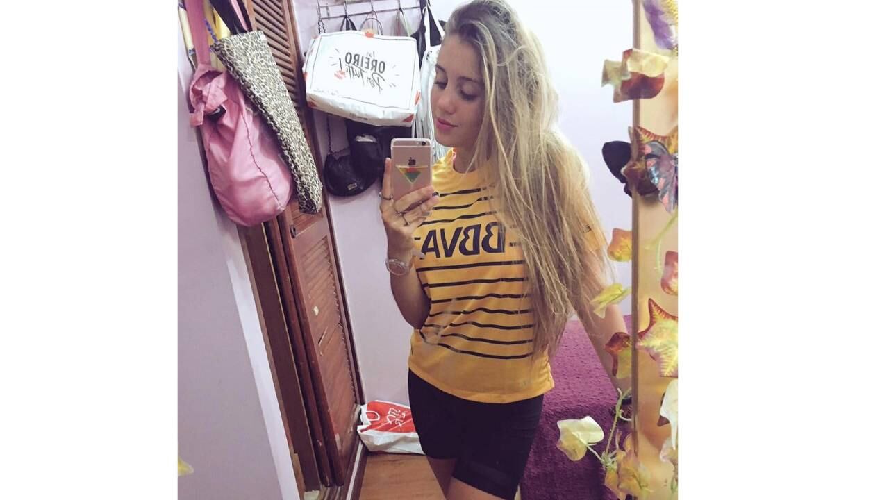 Morena Beltrán, posando con una remera alternativa de Boca de 2016.