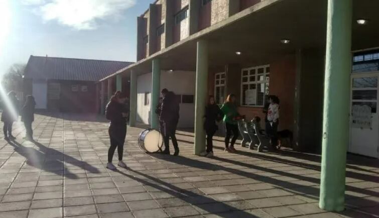 Familiares de estudiantes tomaron una escuela de Senillosa por falta de clases.