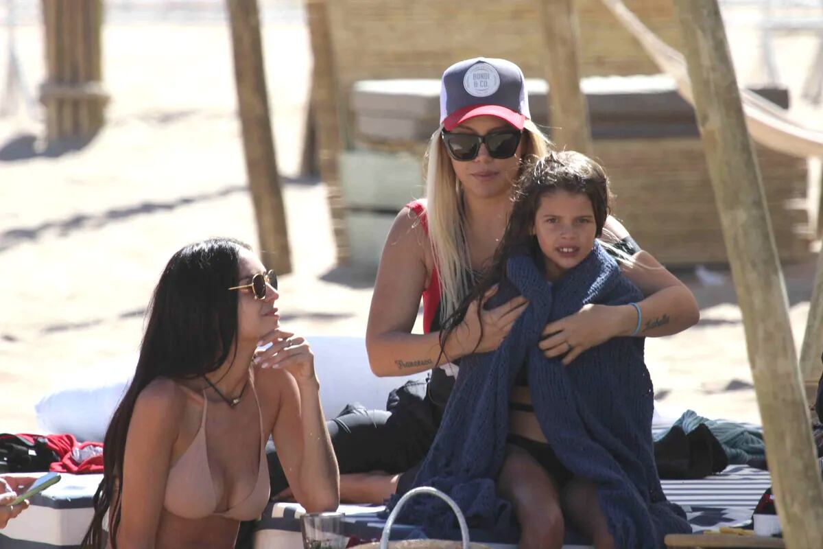 Wanda Nara y Zaira Nara junto a su familia en Punta del Este.