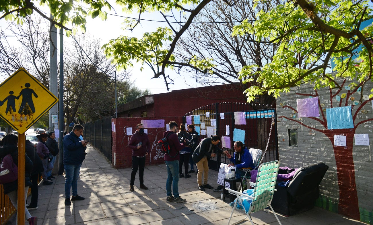 Padres de los alumnos del colegio Rafaela Sánchez de Caldelari, de barrio Ayacucho, decidieron tomarlo para exigir que se investigue el gravísimo hecho que denunció el padre de un niño autista: una serie de agresiones y acosos que terminó en un abuso sexual.   (Nicolás Bravo / La Voz)