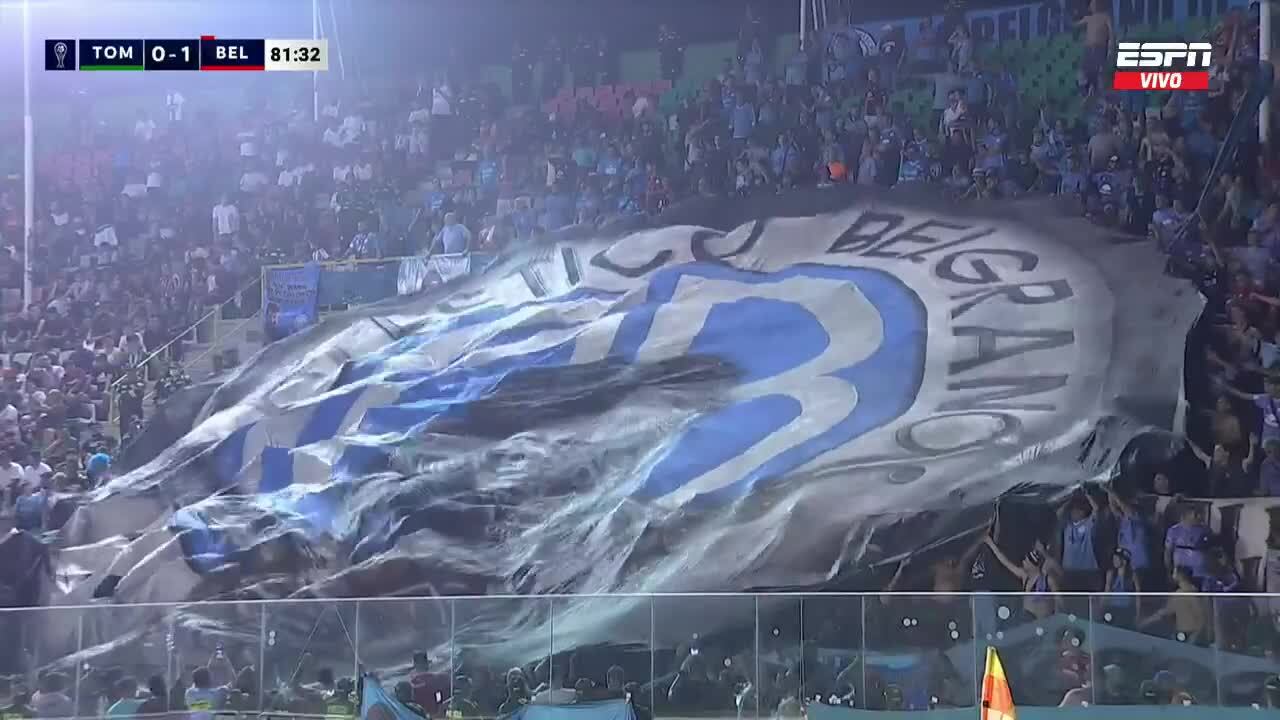 La hinchada de Belgrano en Bolivia.