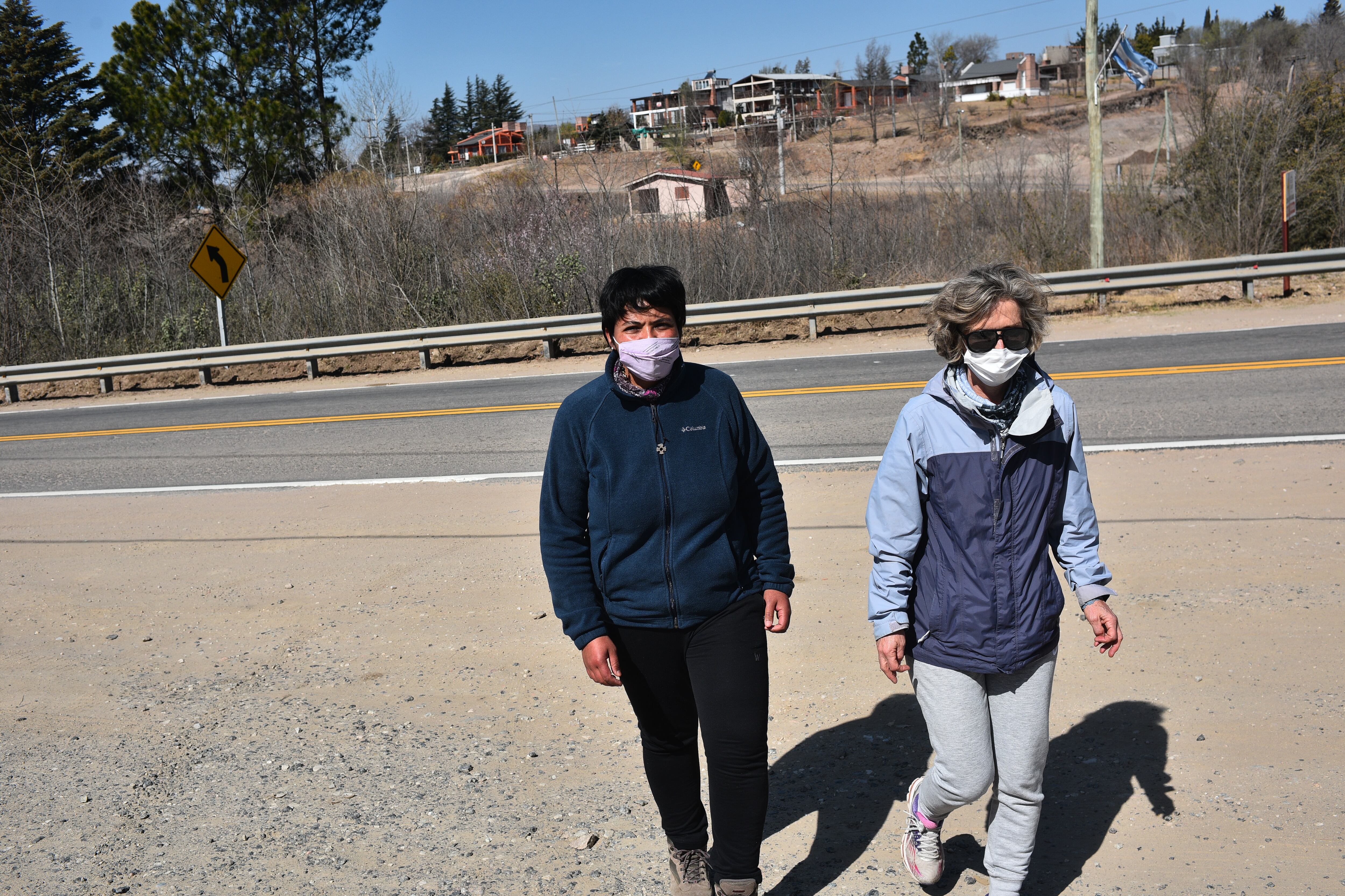 Carolina y Cecilia relataron los difíciles momentos que vivieron cuando el fuego cercó a la escuela de Potrero de Garay. (Pedro Castillo)