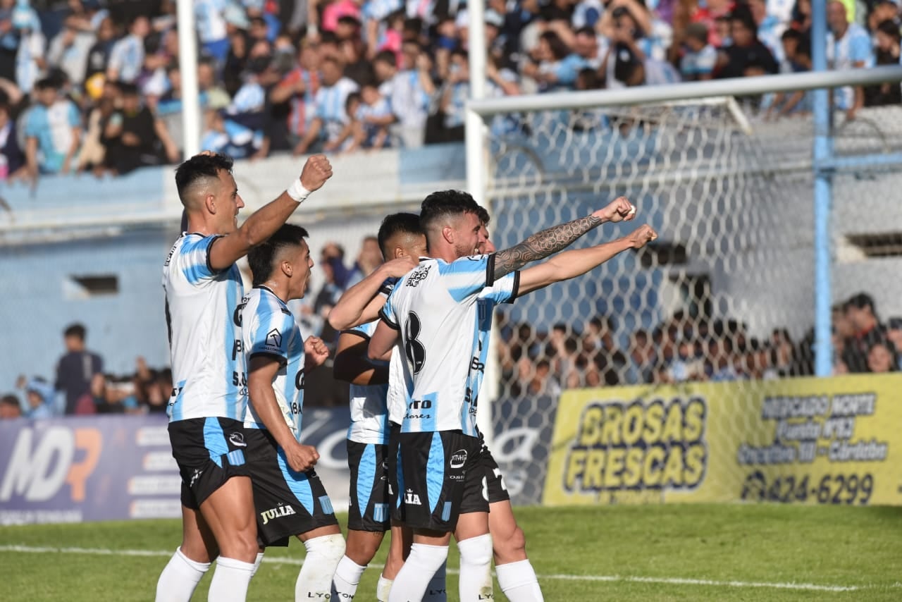 Racing de Nueva Italia goleó en casa y sumó un triunfo vital para sus aspiraciones de permanencia en la Primera Nacional. (Javier Ferreyra / La Voz)