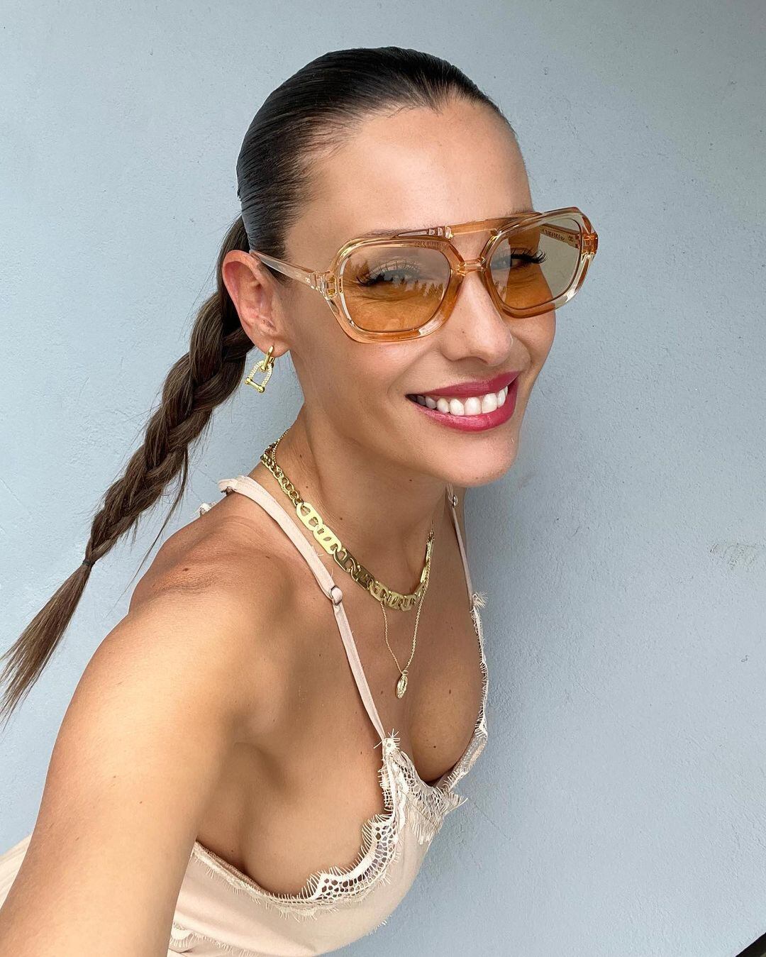 Pampita se sumó a la última tendencia en gafas