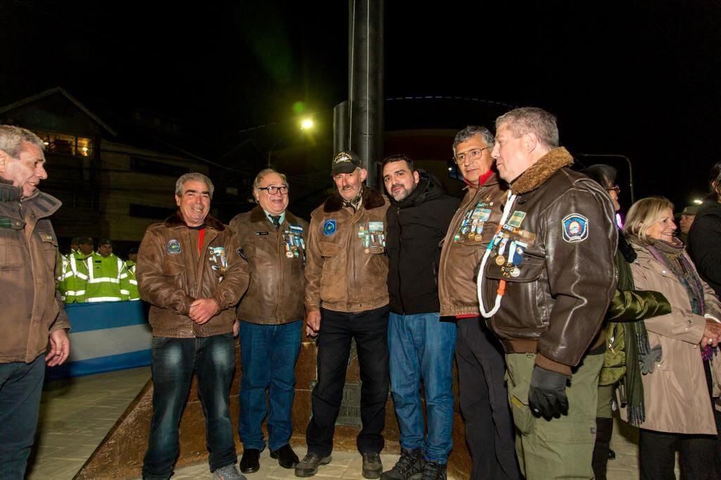 Miles de vecinos participaron de la Vigilia en la plaza Malvinas de Ushuaia