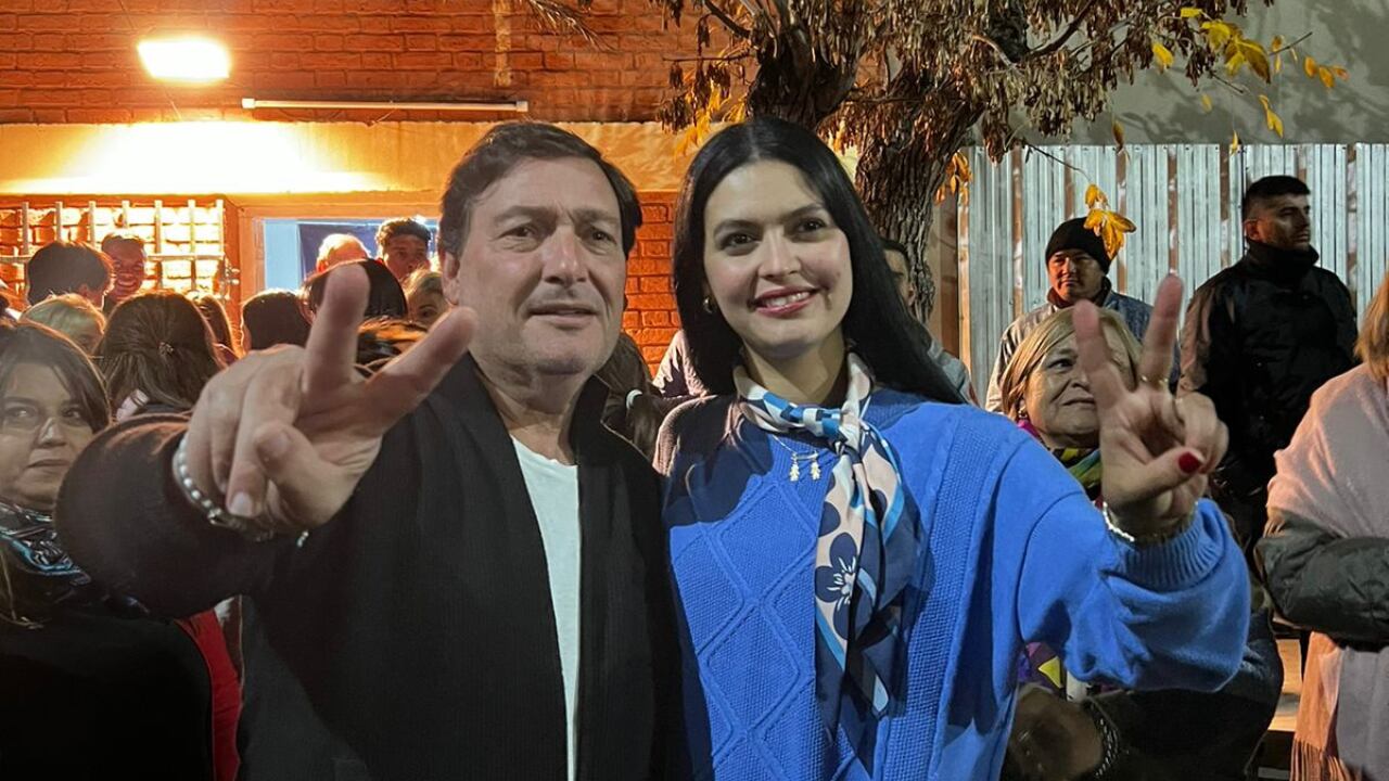 El precandidato a gobernador Omar Parisi junto a la presidenta del PJ, Flor Destéfanis.