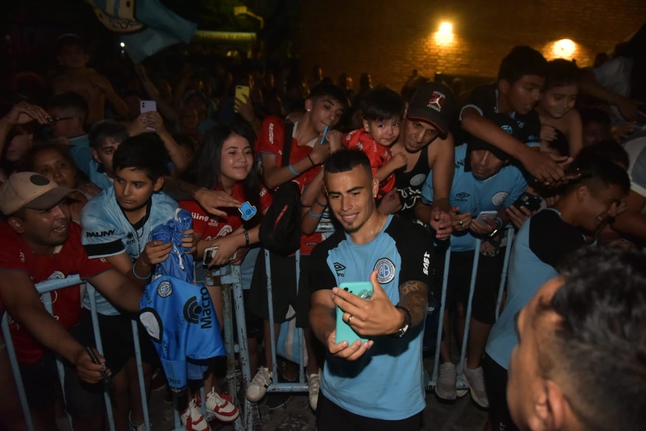 Banderazo para Belgrano: la hinchada celeste apoyó al plantel en la puerta de la concentración. (Facundo Luque / La Voz)