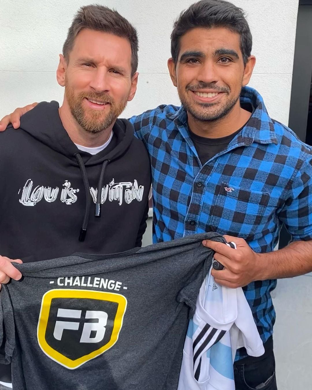 Francisco Barros le regaló a Messi una remera de su empresa de entrenamiento.