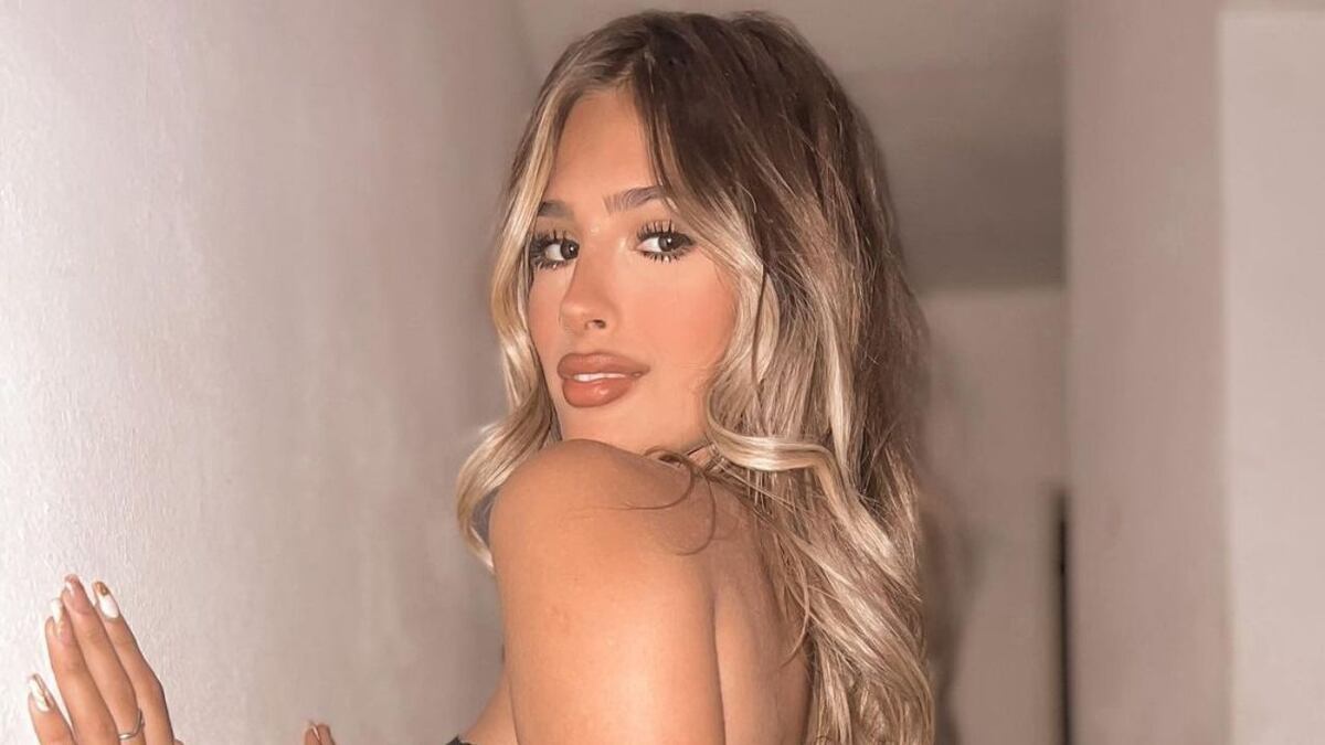 Julieta Poggio dejó sin aliento a sus fanáticos al posar con un conjunto total denim lleno de brillos