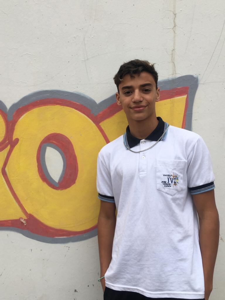 Fabricio Meza y Julián Tomas, los dos alumnos de tercero quinta que tienen a su cargo el dictado de talleres sobre Grooming para todos los alumnos de la escuela José Vicente Zapata.