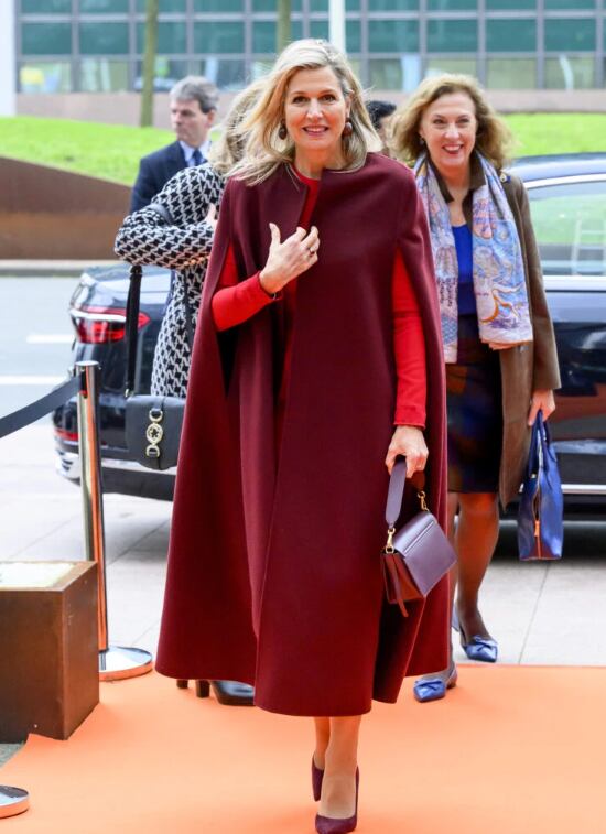 Letizia y Máxima deslumbran con el color “royal”