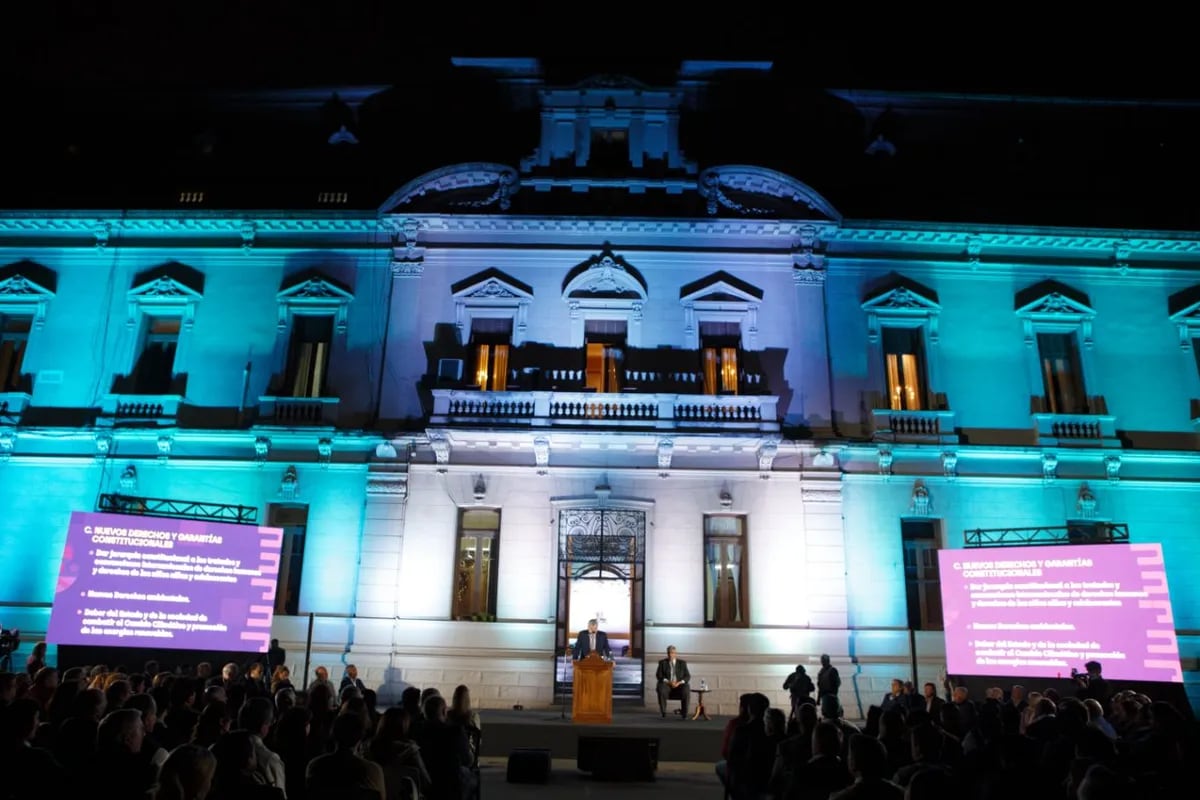 "Queremos una Constitución moderna que garantice paz, orden, progreso y nuevos derechos", proclamó el gobernador Morales en el acto realizado este lunes por la noche en la plaza España, detrás de la Casa de Gobierno.