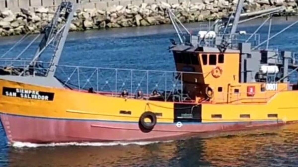 Mar del Plata: se hundió un barco pesquero y rescataron a sus ocho tripulantes