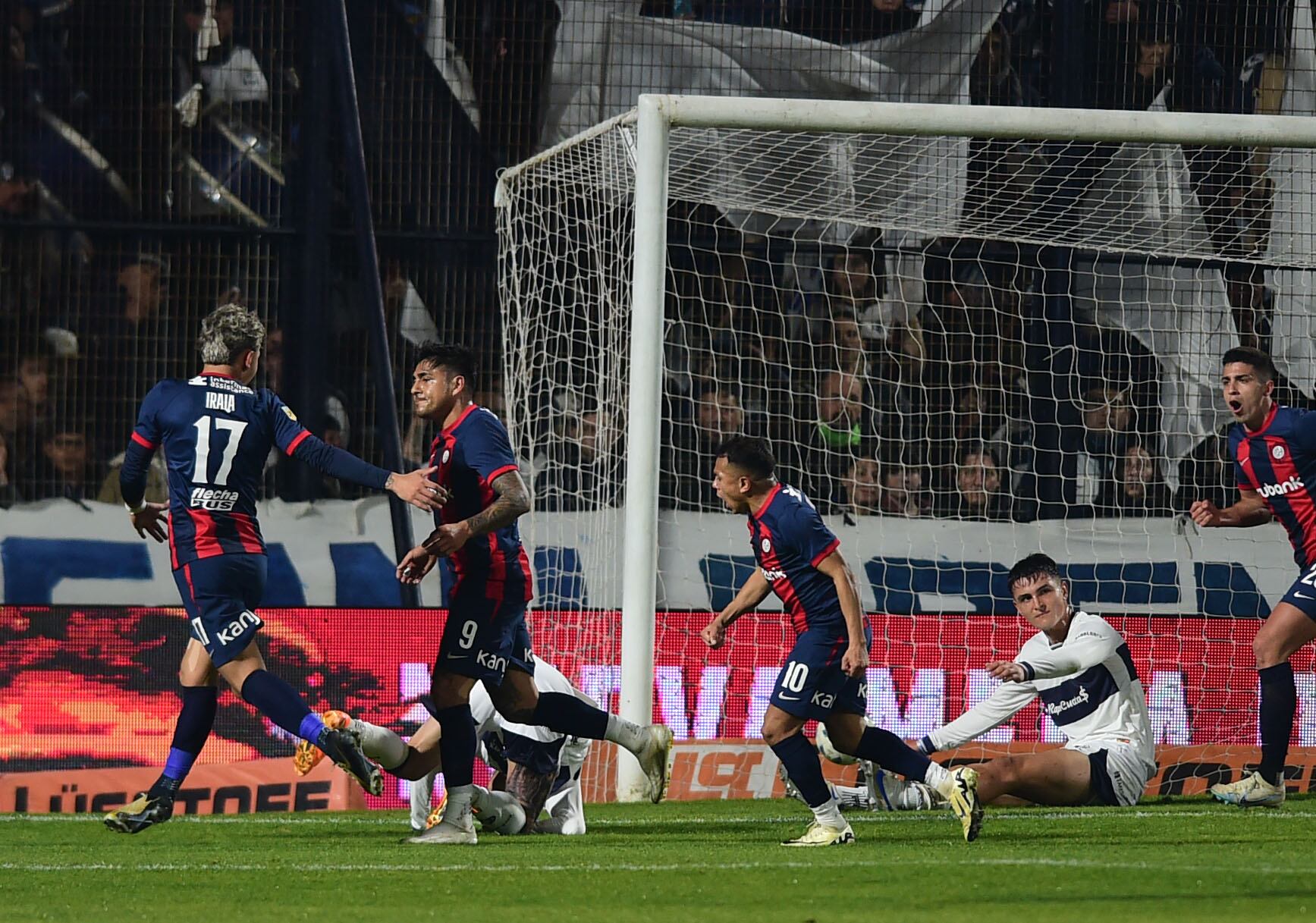 Tarragona festeja el gol de San Lorenzo ante Gimnasia. (Foto: Ignacio Amiconi/Fotobaires).