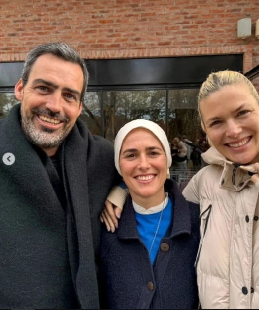 Pía Slapka junto a su marido y a su hermana.