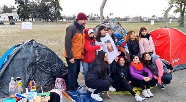 Fans de Justin Bieber acampando en el Estadio Único.