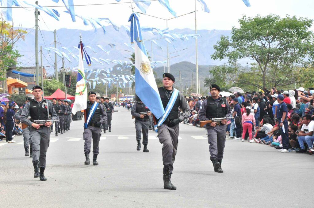 Abanderados y escoltas del Servicio Penitenciario de Jujuy, haciendo su paso con las enseñas Nacional y de la Libertad Civil. Escuadras de la fuerzas armadas y otras de seguridad también lucieron su paso marcial en Alto Comedero.