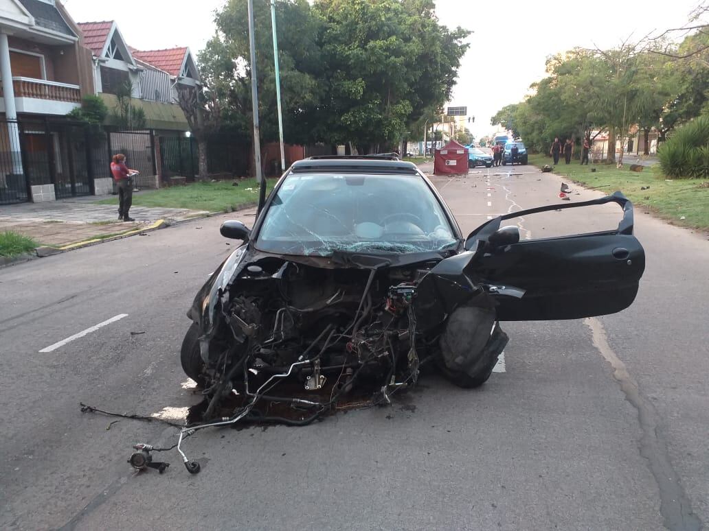 El vehículo involucrado en el accidente es un Peugeot 206, dominio FDK827. 