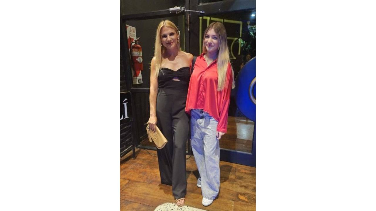 Carolina posó junto a su hija Jazmín.