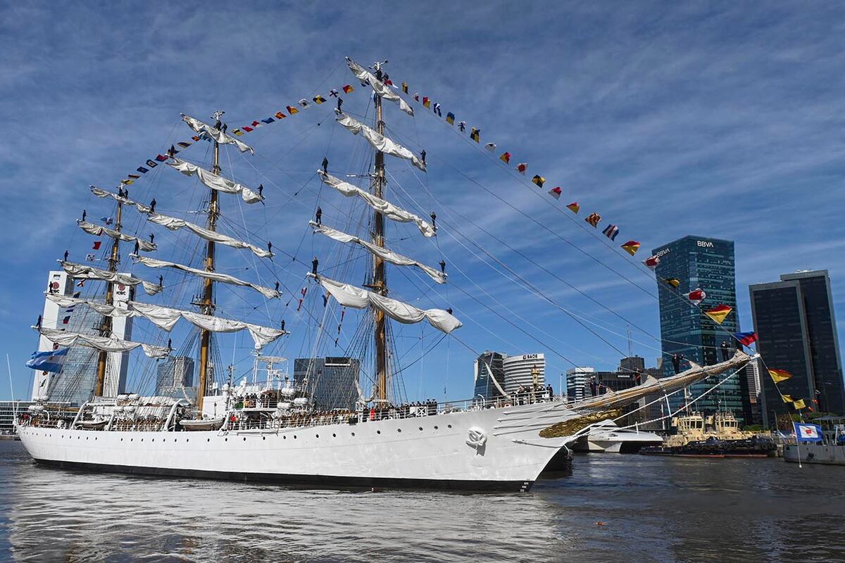 La Fragata Libertad navegará la próxima semana desde Puerto Belgrano a Buenos Aires