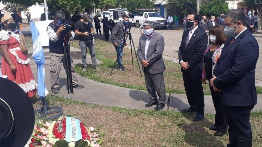 El secretario Sánchez, los concejales Aguiar y Galán y el secretario Millón, al momento de rendir homenaje a José María Fascio, primer gobernador de la provincia y prócer central de la emancipación política jujeña.