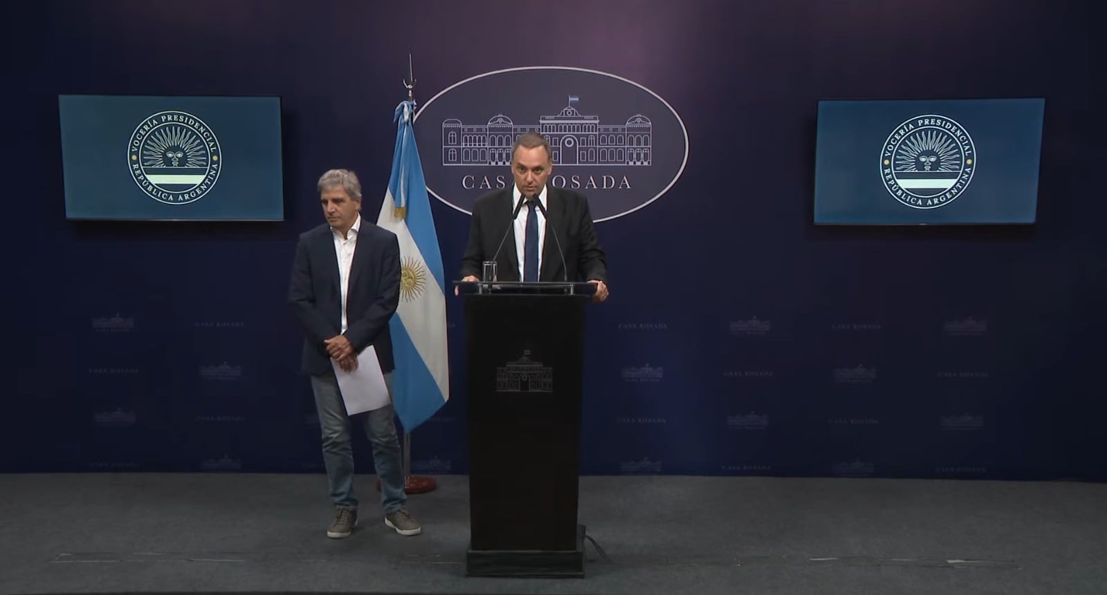 Conferencia de prensa. Manuel Adorni y Luis Caputo anunciaron la baja de retenciones al campo. (Captura)