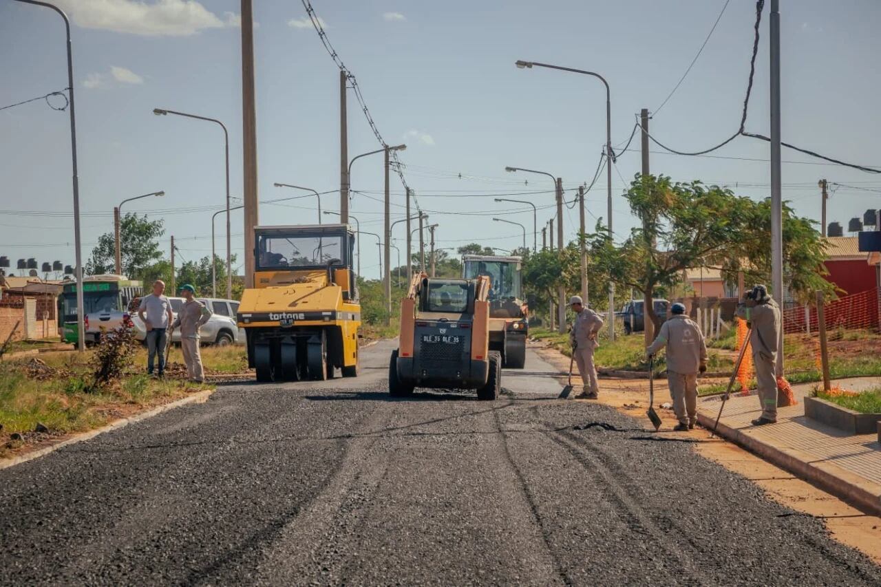 Stelatto supervisó obras de asfaltado en Itaembé Guazú.