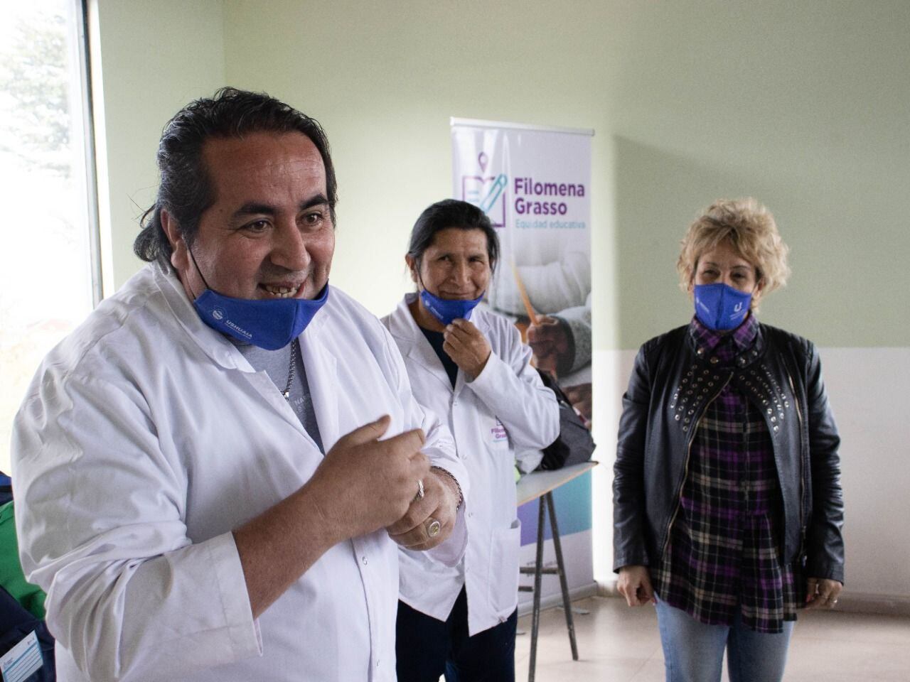 Las familias que se acercaron a recibir las mochilas y kits para formar parte de este programa.